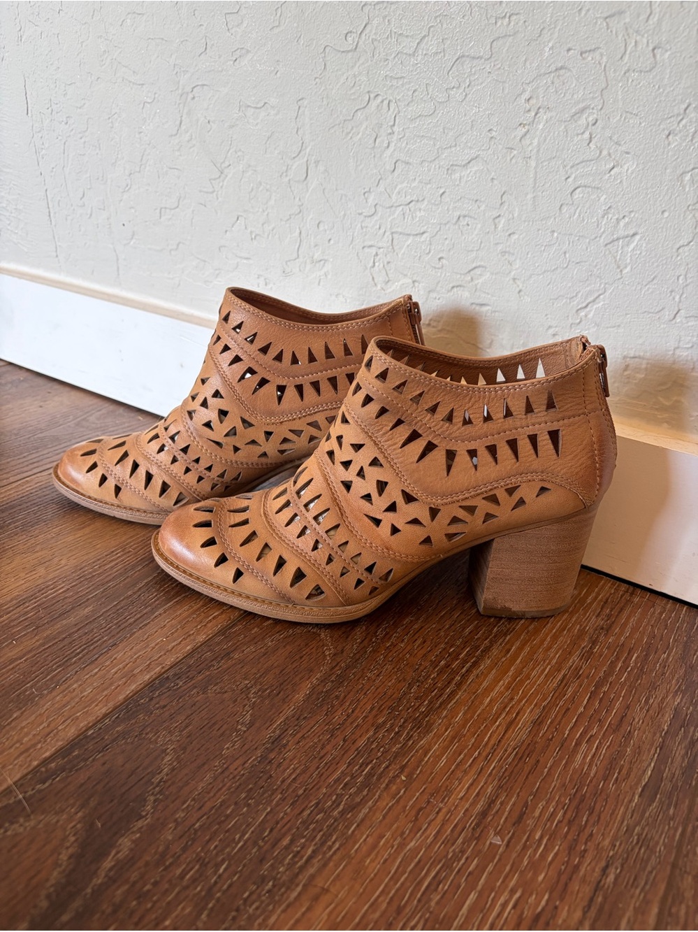 Women's Soft brand Tan Cutout Leather Block Heel Booties